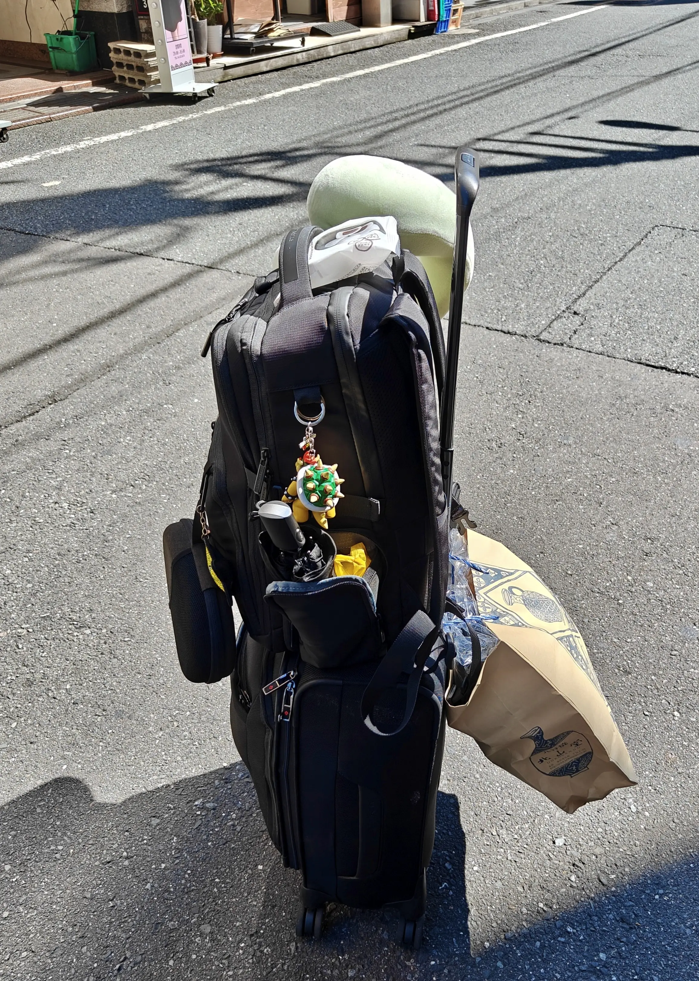 Valise Samsonite Pro-DLX 5 chargée avec le sac Biz2Go lors d’un voyage au Japon