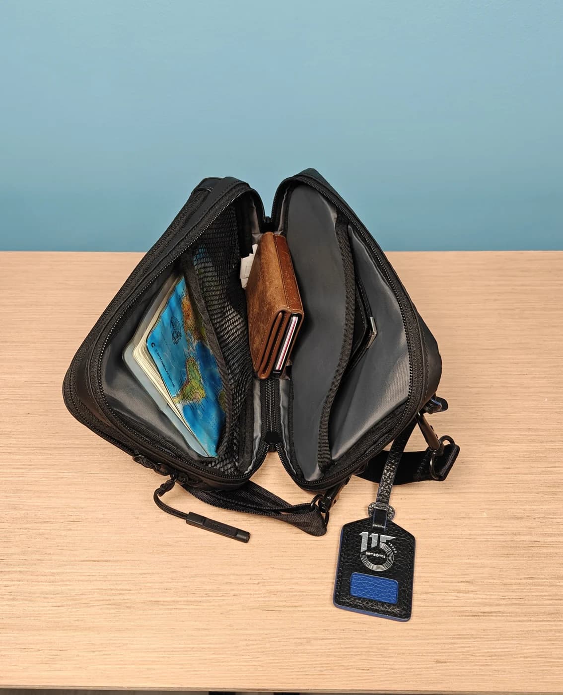 Compartiments intérieurs de la sacoche Samsonite Crossbody japonaise 15930-1041