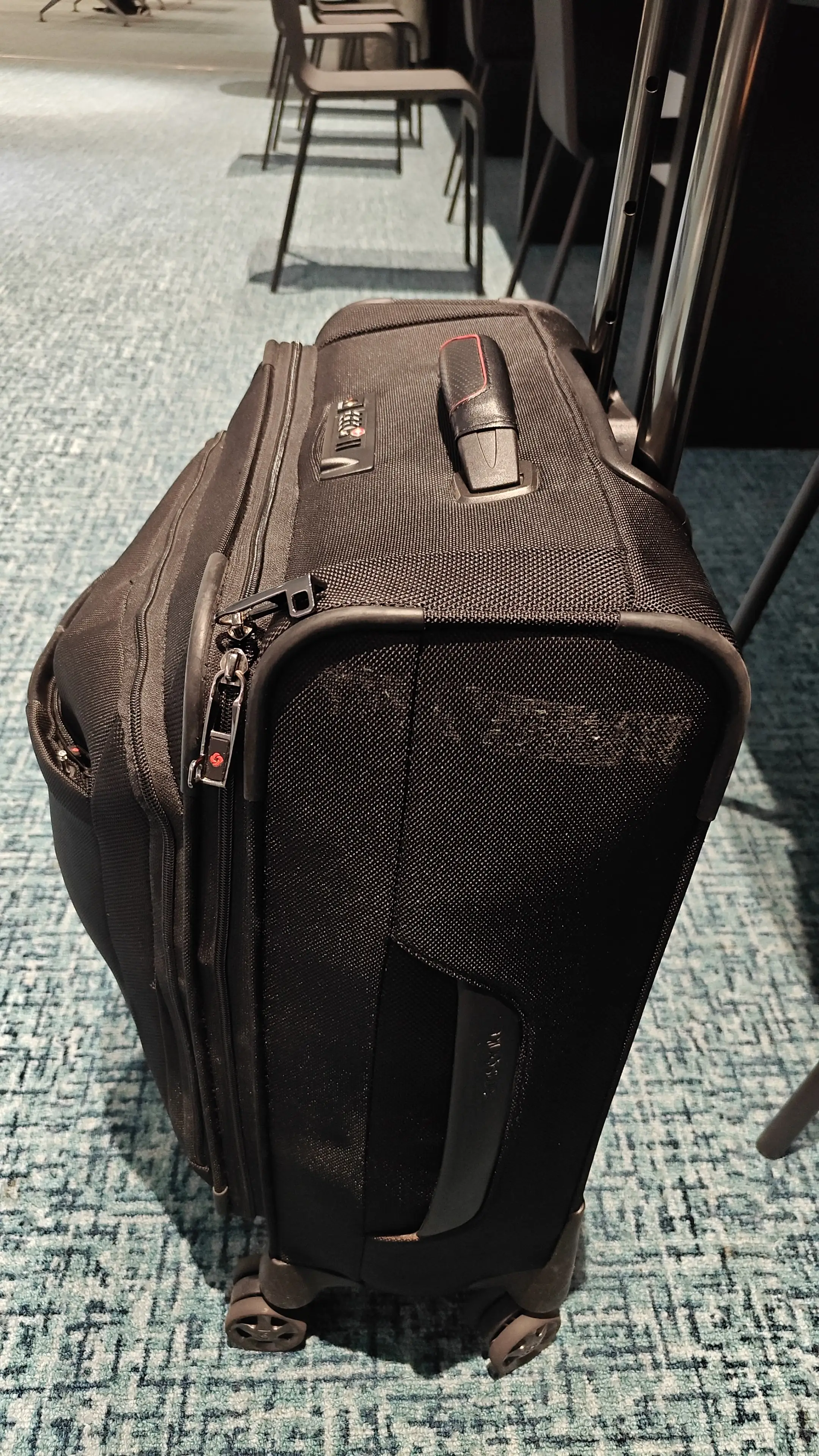 Samsonite Pro-DLX 5 noire photographiée pendant son utilisation après de nombreux déplacements