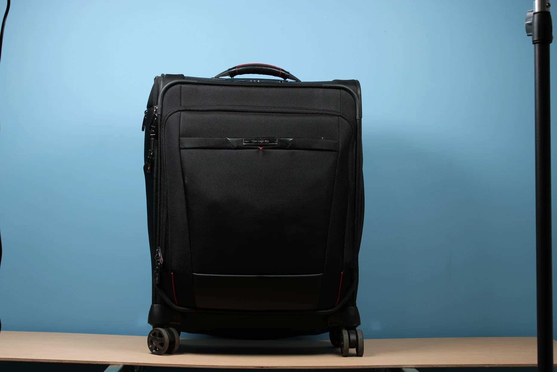 Valise cabine noire Samsonite Pro-DLX 5 Spinner S photographiée dans le studio Lureox