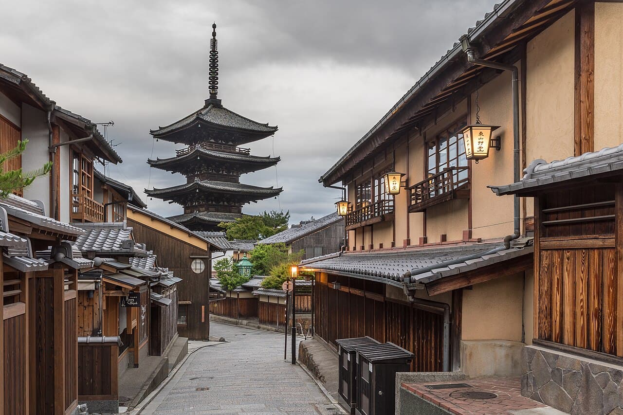 Les lanternes de la rue Yasaka-dori et la pagode Yasaka à Kyoto, au petit matin.