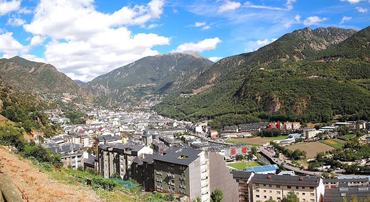 Andorre-la-Vieille et les montagnes qui entourent la ville