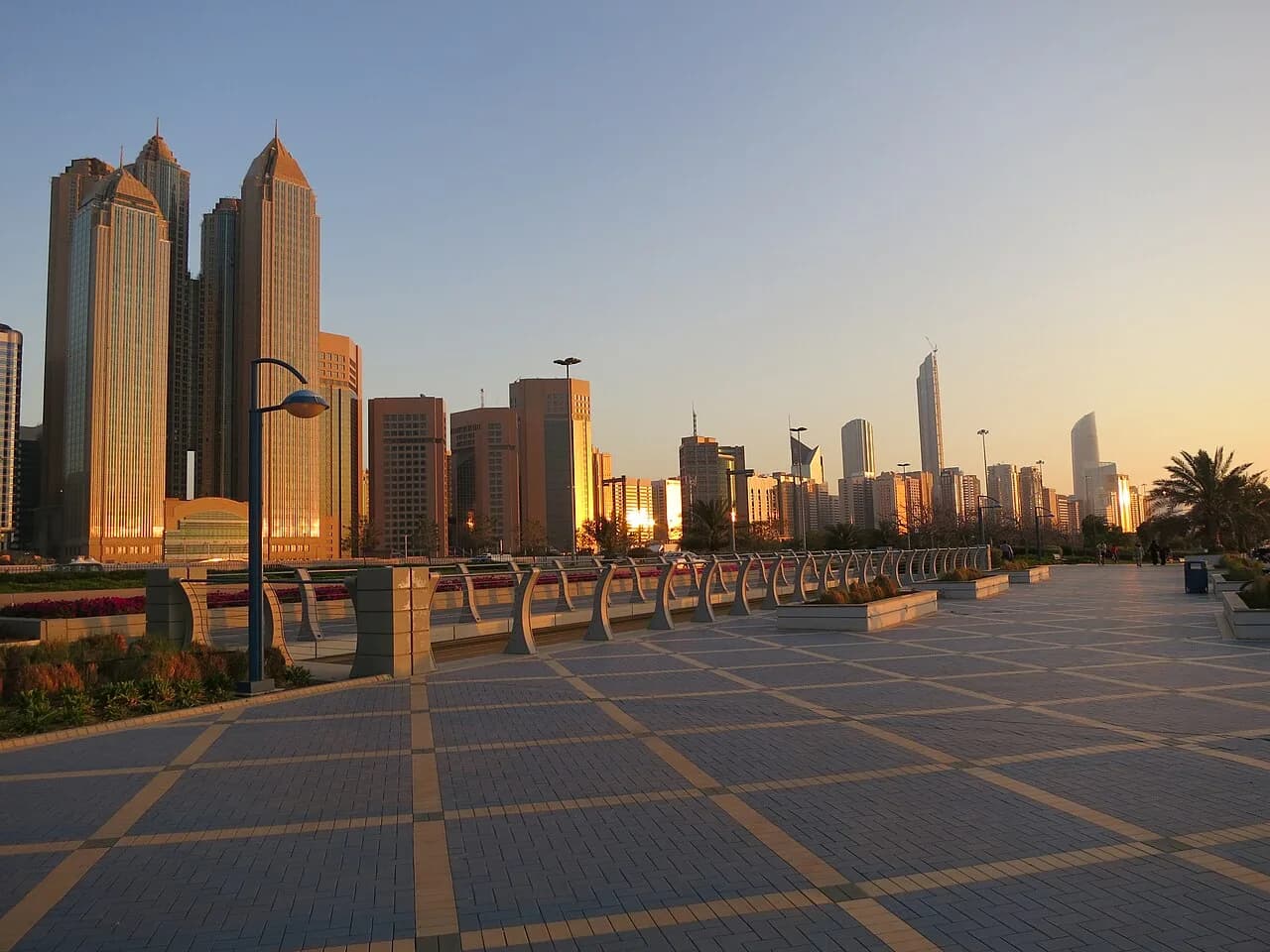 La Corniche et les immeubles d’Abou Dabi au coucher du soleil