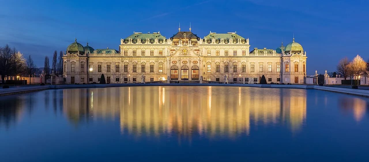 Le palais du Belvédère illuminé et son bassin à Vienne