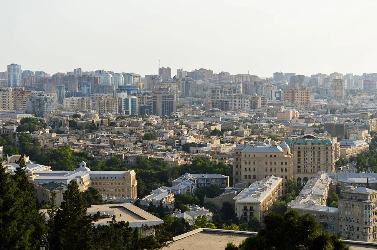 Panorama des quartiers et immeubles de Bakou