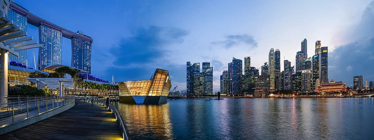Les immeubles de Marina Bay à Singapour à l’heure bleue