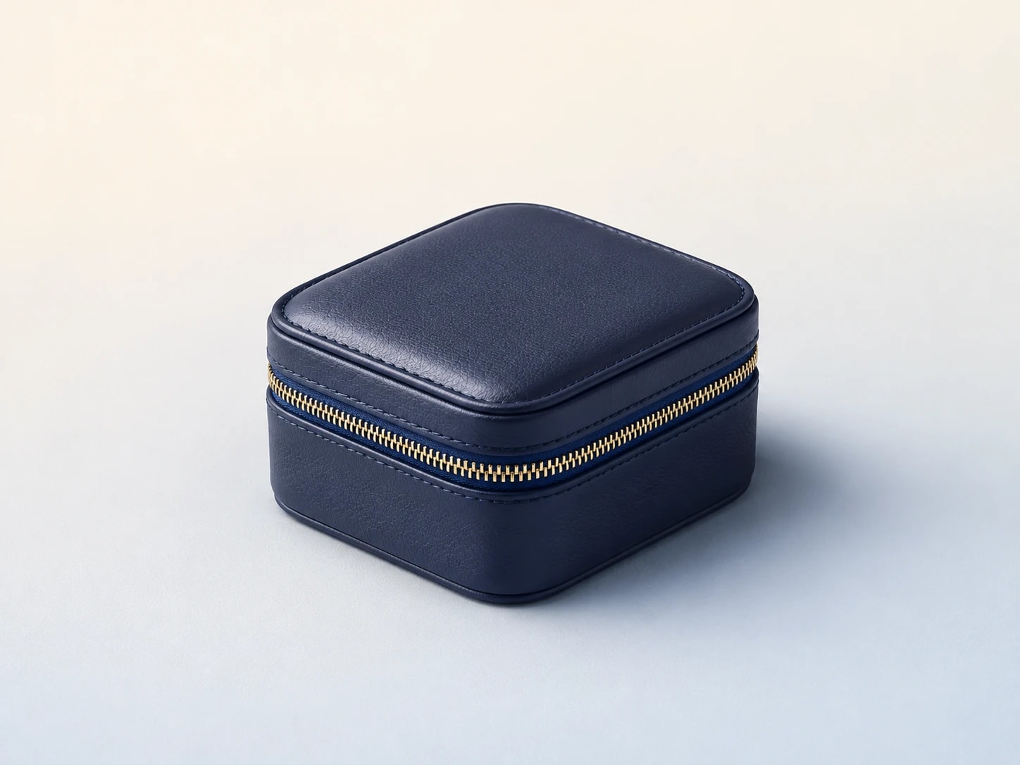 Illustration générée par IA pour Aspinal of London Travel Watch & Ring Box — représentation indicative