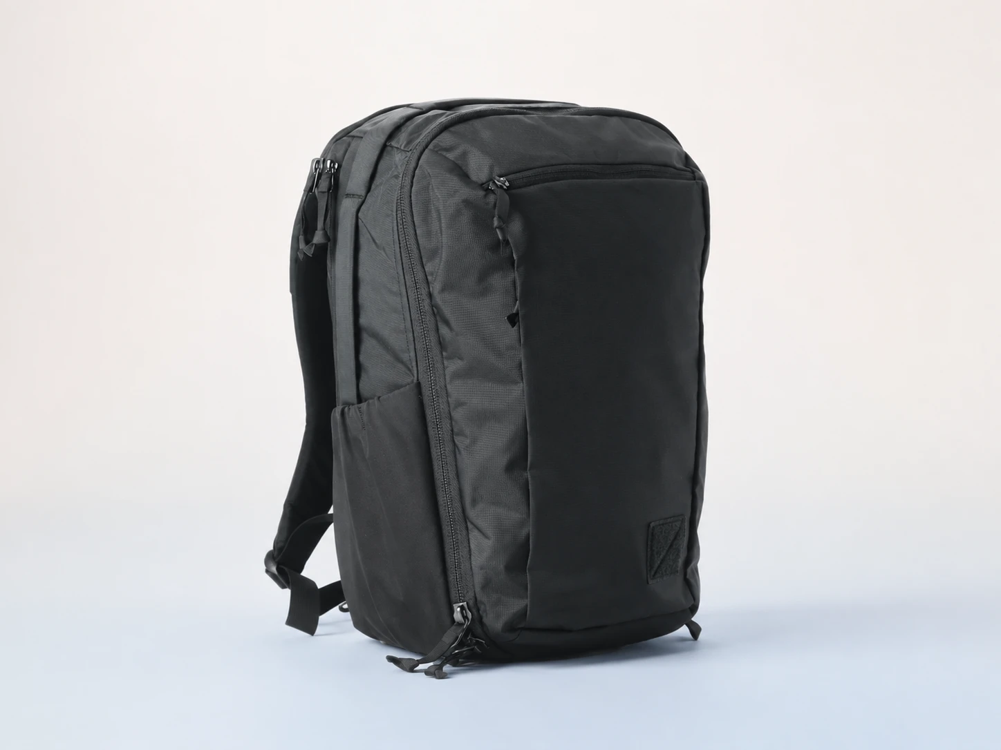 Illustration générée par IA pour EVERGOODS Civic Travel Bag 35 — représentation indicative