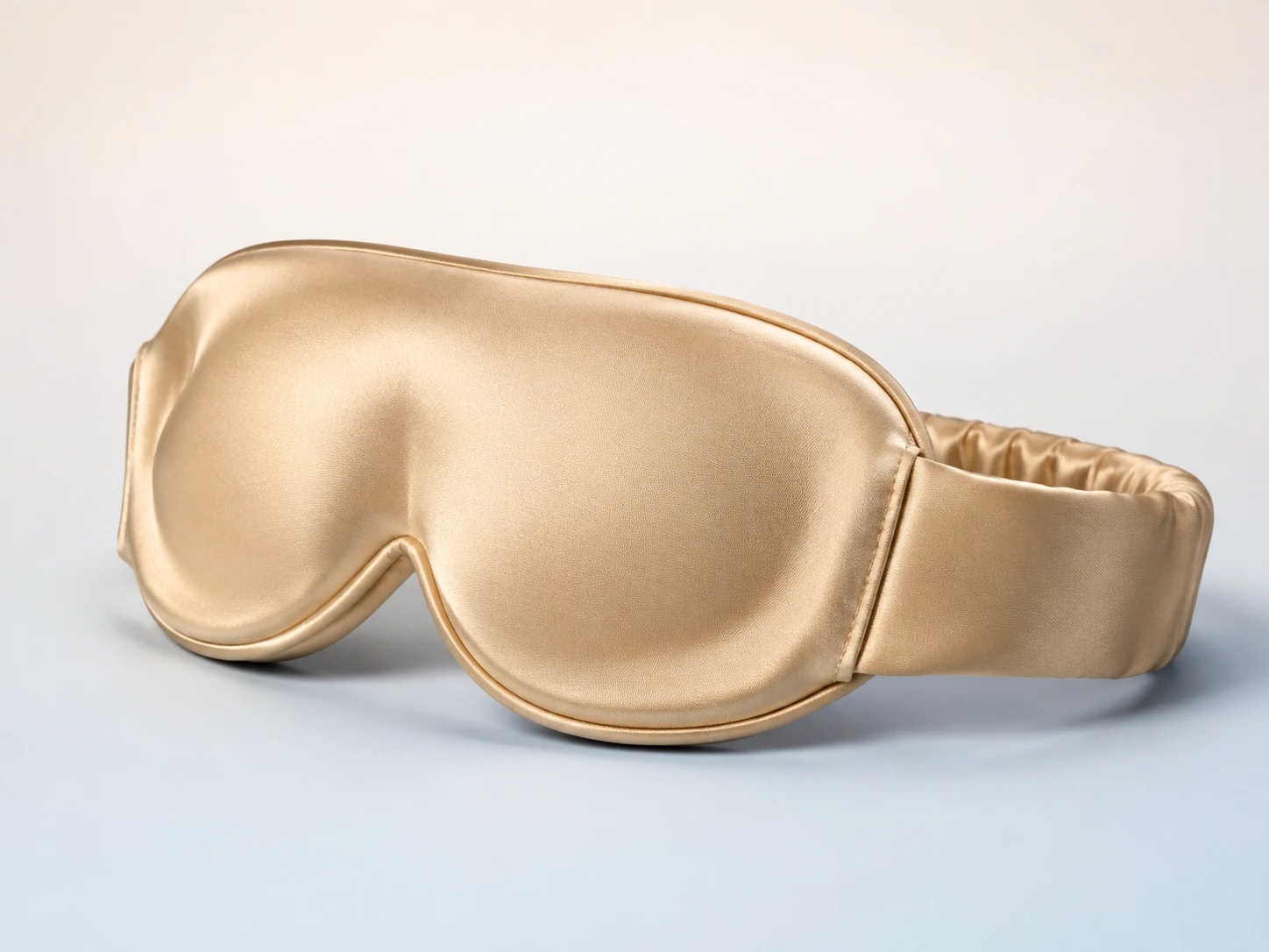 Illustration générée par IA pour Moonchild Silk Sleep Mask Champagne Gold — représentation indicative