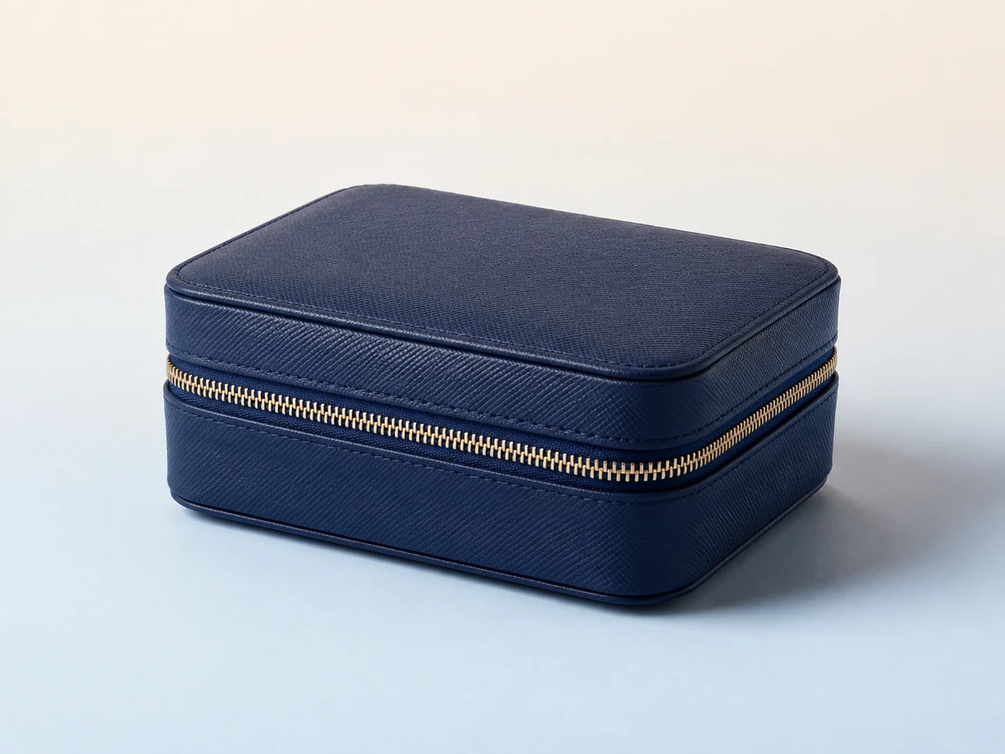Illustration générée par IA pour Smythson Panama Jewelry Case — représentation indicative