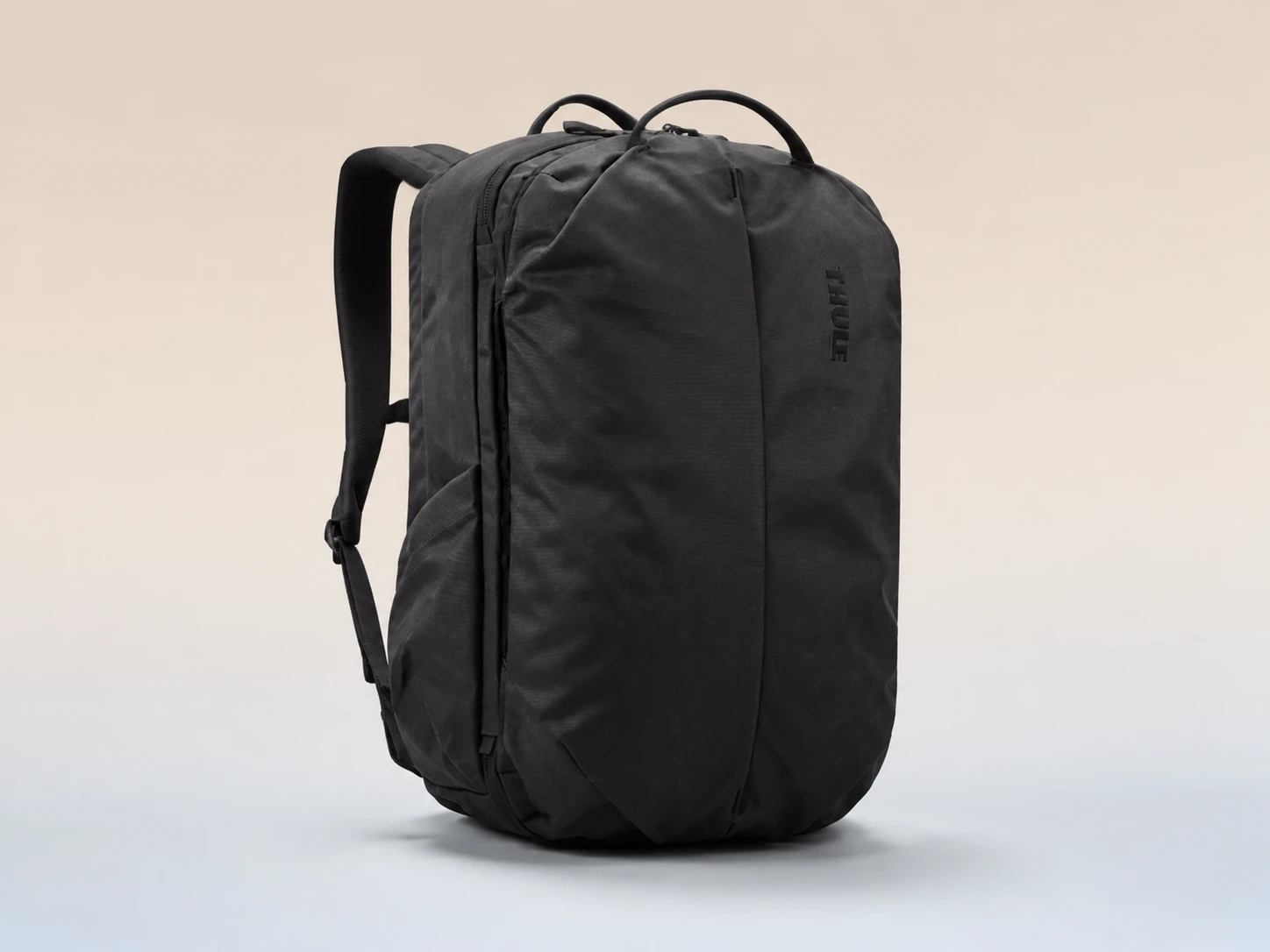 Illustration générée par IA pour Thule Aion 40 L — représentation indicative