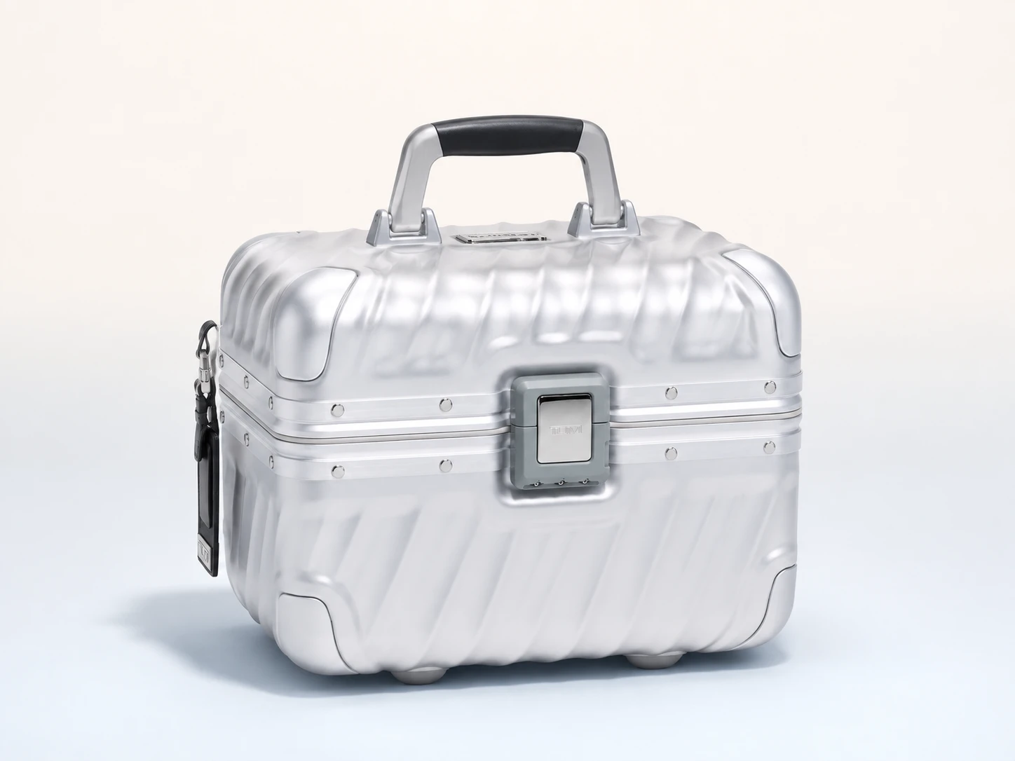 Illustration générée par IA pour TUMI 19 Degree Aluminium Train Case — représentation indicative