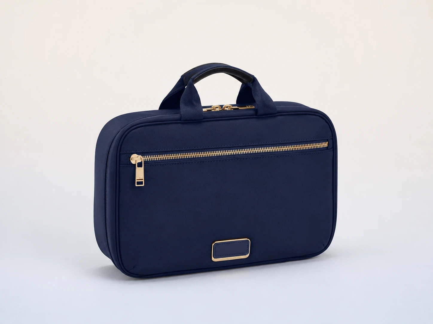 Illustration générée par IA pour TUMI Voyageur Madeline Cosmetic Pouch — représentation indicative