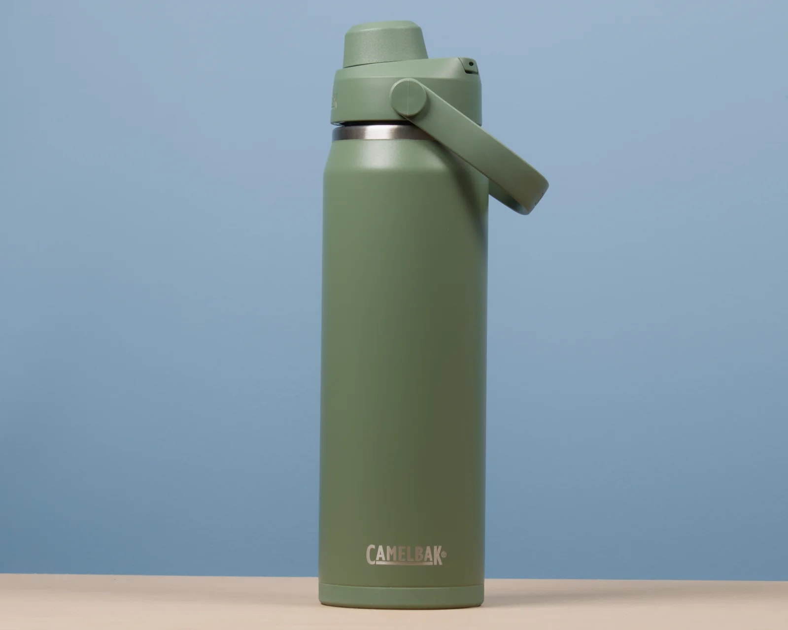Close-up of the carry handle on the CamelBak Thrive Chug 750 ml bottle in Moss Green