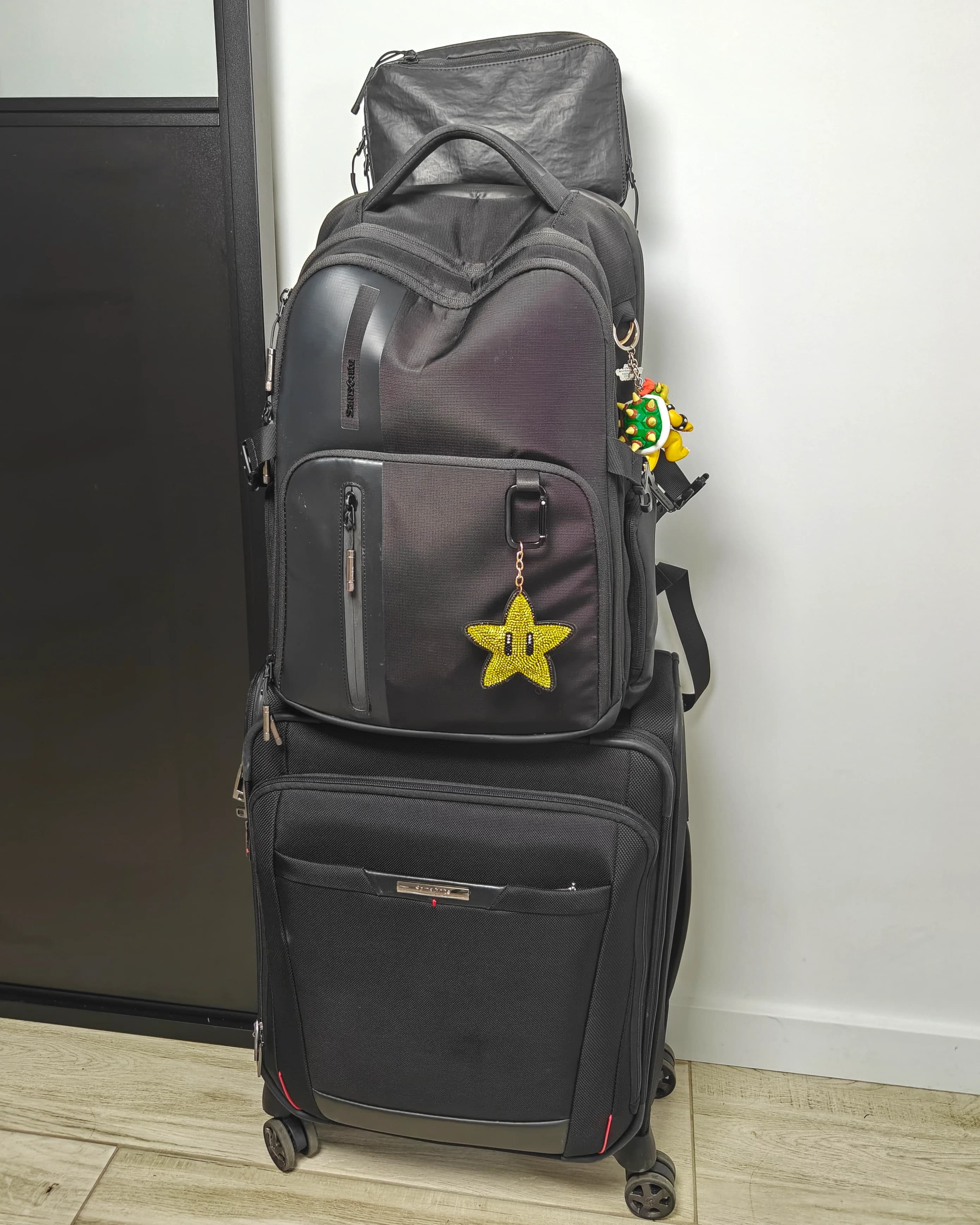 Full professional Combo Samsonite with Pro-DLX 5 suitcase, Biz2Go backpack and Japanese Crossbody bag superimposed