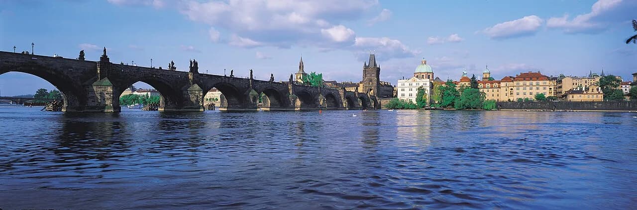 Le pont Charles et les rives de la Vltava à Prague