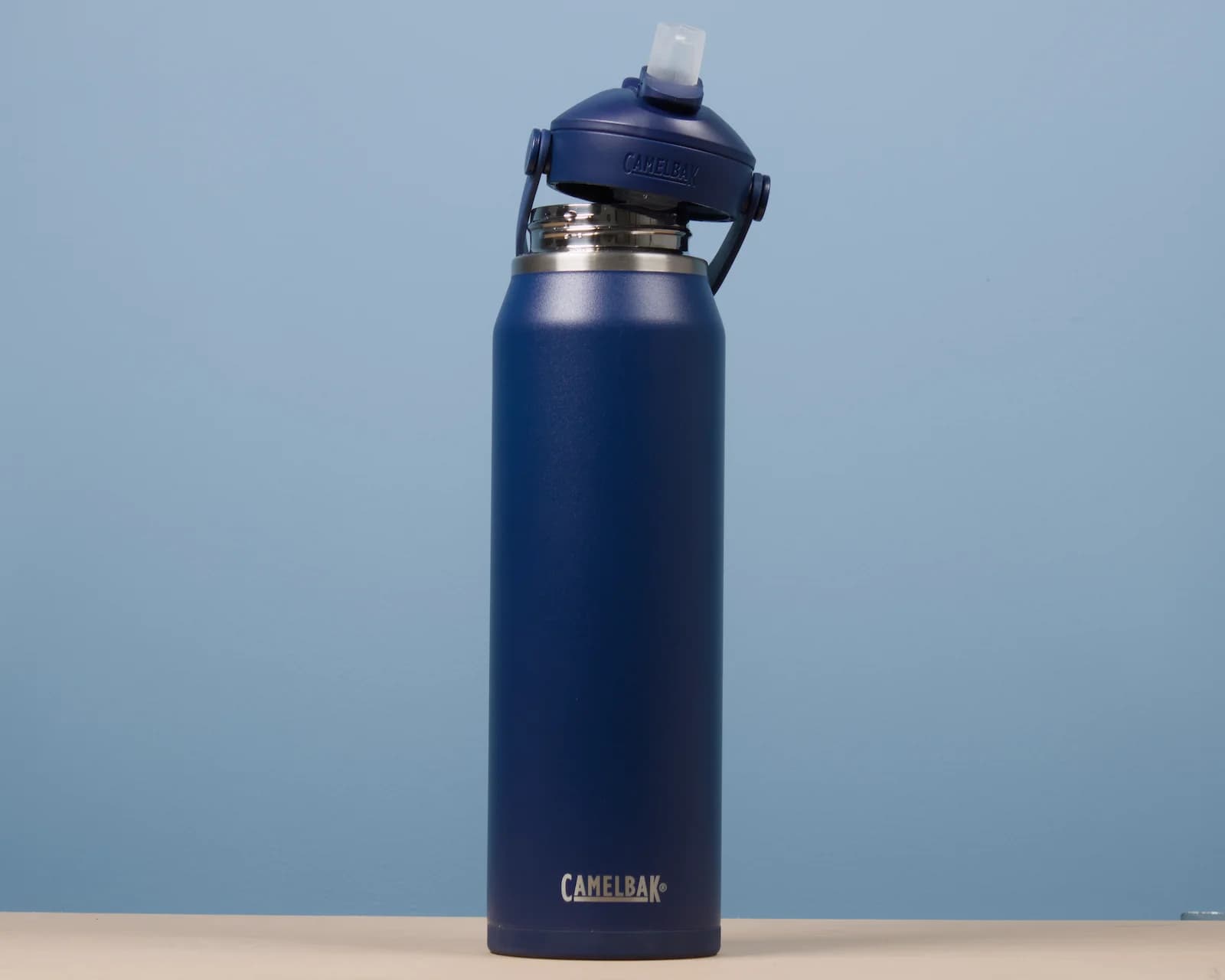 CamelBak Thrive Flip Straw isotherme bleue de 1 litre testée par Lureox avec sa paille relevée