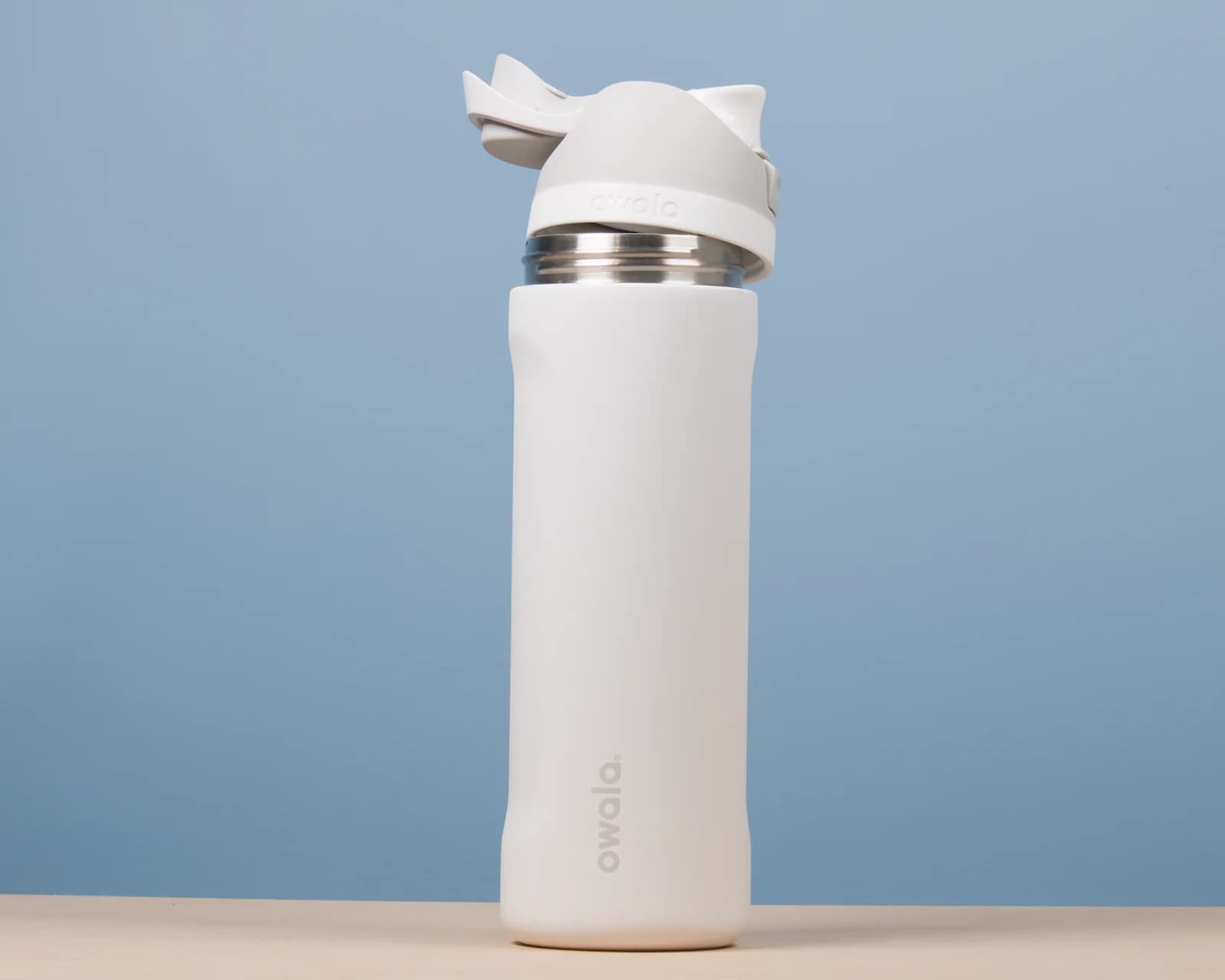 Owala FreeSip 24 oz Shy Marshmallow testée par Lureox avec son bouchon ouvert