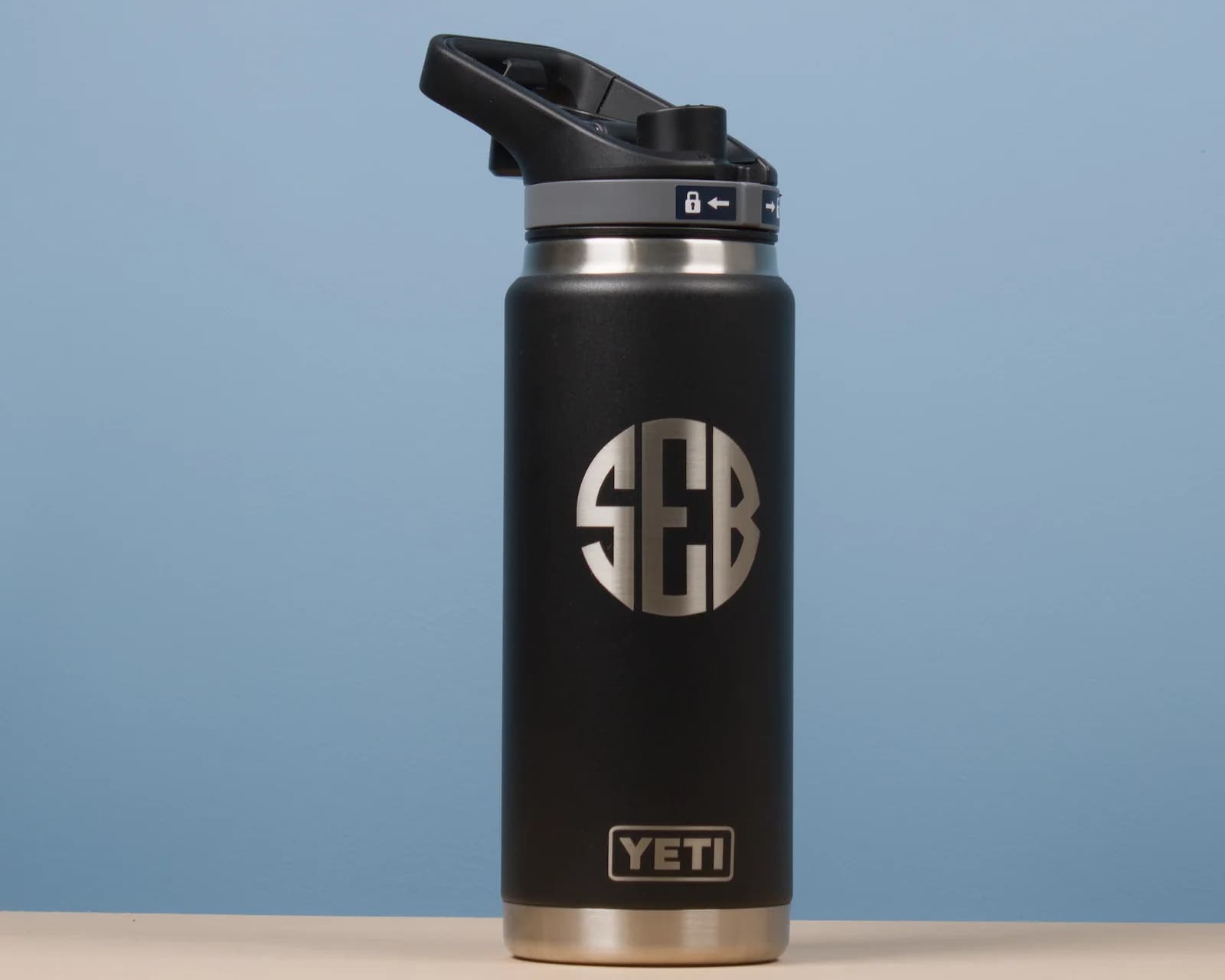 YETI Rambler 26 oz noire personnalisée testée par Lureox avec verrouillage du bouchon Flip Chug visible